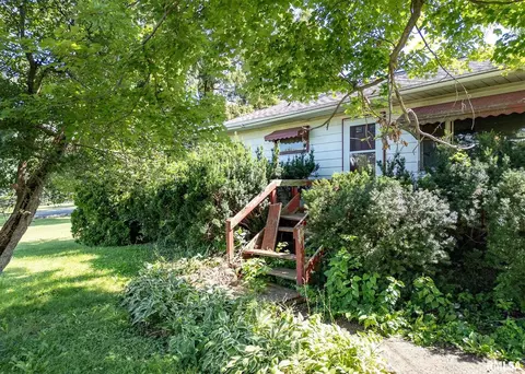2521 W Stockwell Ln, Clinton, IA 52732