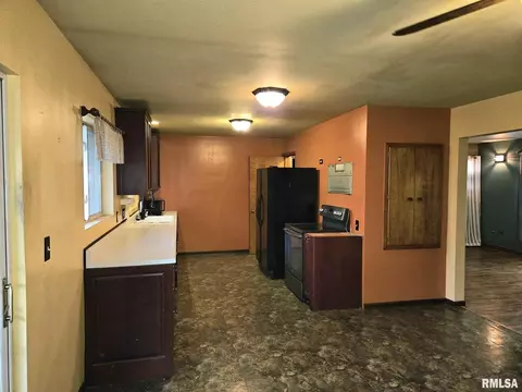 211 E Summit St, Wilton, IA 52778 photo 2