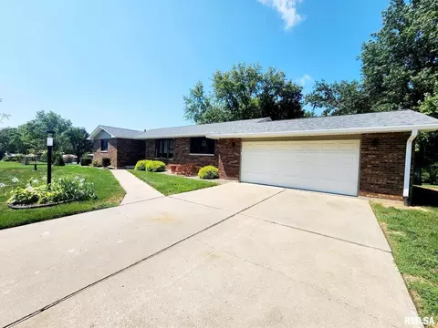 2104 Curved Creek Ct, Quincy, IL 62301