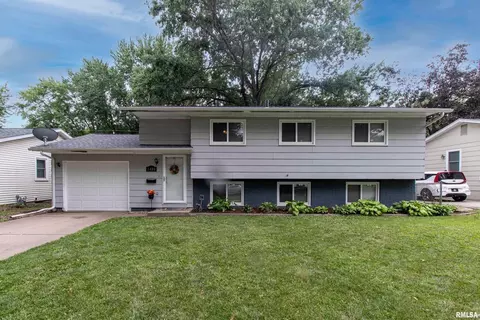 3408 Kimberly Downs Rd, Davenport, IA 52807
