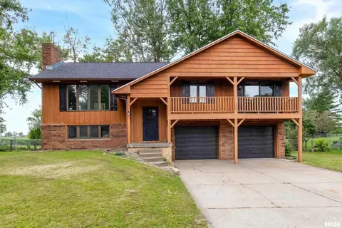 2735 Daniels Ct, Eldridge, IA 52748