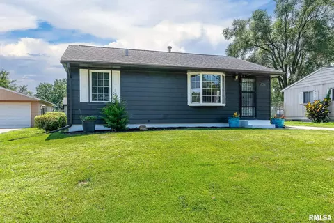 1803 Welshire Dr, Davenport, IA 52806