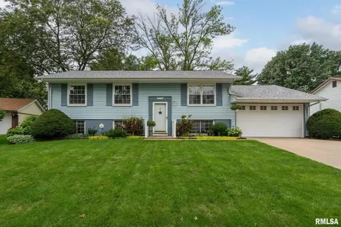 5404 Oakbrook Rd, Davenport, IA 52806