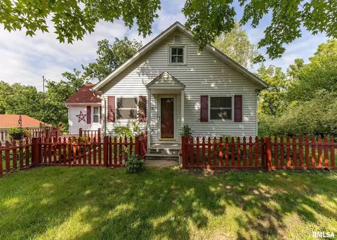 328 N 9th St, Clinton, IA 52732