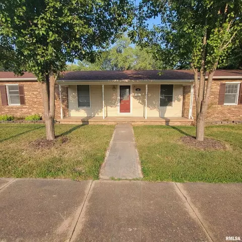 306 N Chestnut St, Christopher, IL 62822