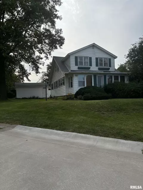 530 N 11th St, Clinton, IA 52732