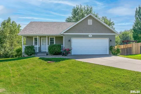 16 W Village Cir, Davenport, IA 52806