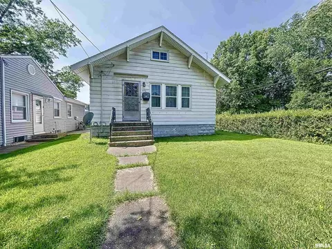 426 10th St, Silvis, IL 61282