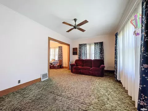 426 10th St, Silvis, IL 61282 photo 4