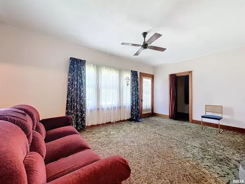 426 10th St, Silvis, IL 61282 photo 3