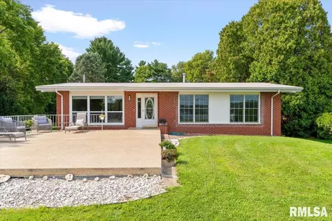 800 S Cody Rd, Le Claire, IA 52753