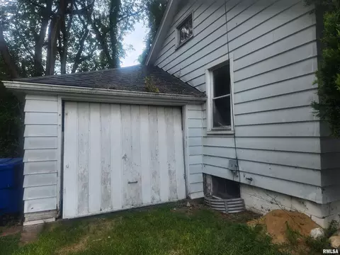 3009 44th St, Moline, IL 61265 photo 2