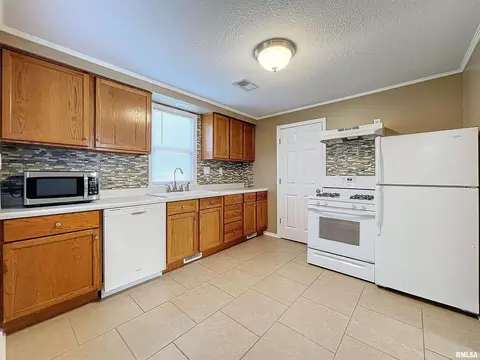 132 E 3rd St, Coal Valley, IL 61240 photo 7