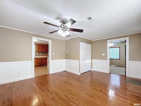 132 E 3rd St, Coal Valley, IL 61240 photo 4