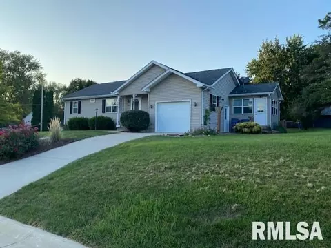 723 Dodge St, Le Claire, IA 52753