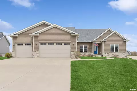 6208 Whispering Hill Ct, Bettendorf, IA 52722