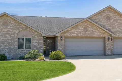 919 10th St, Dewitt, IA 52742