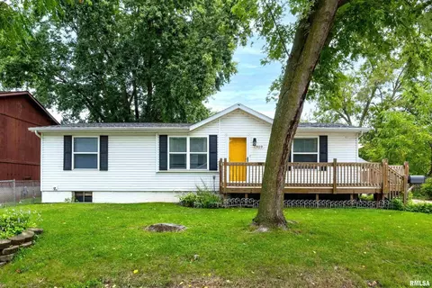 909 30th St, Bettendorf, IA 52722