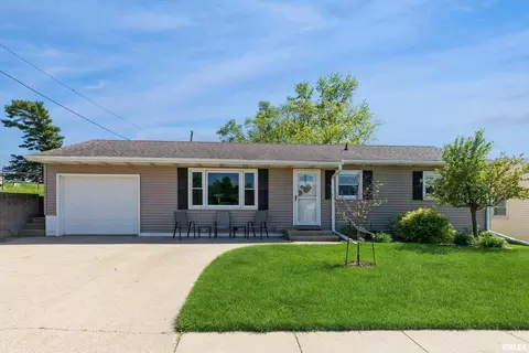 921 14th St, Dewitt, IA 52742