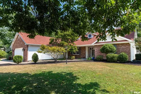 1805 N Dawn Dr, Marion, IL 62959