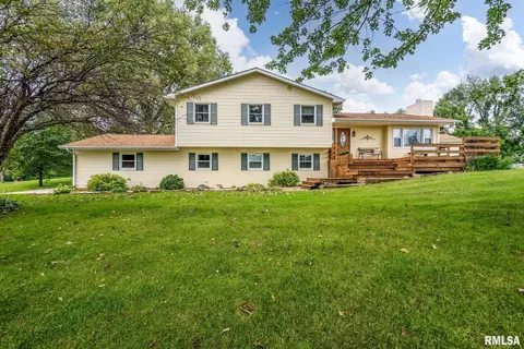 11350 Circle Dr, Blue Grass, IA 52726