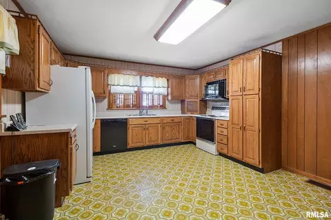 1004 W White St, Marion, IL 62959 photo 6