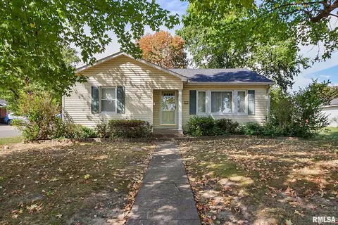 1004 W White St, Marion, IL 62959