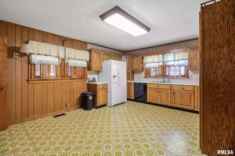 1004 W White St, Marion, IL 62959 photo 8