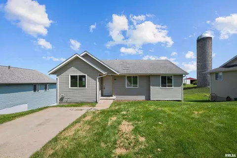 210 N Adams St, Andrew, IA 52030