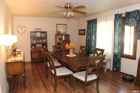 2817 2nd St, Moline, IL 61265 photo 2