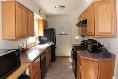 2817 2nd St, Moline, IL 61265 photo 4