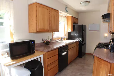 2817 2nd St, Moline, IL 61265 photo 5