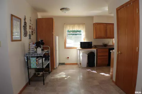 2817 2nd St, Moline, IL 61265 photo 8