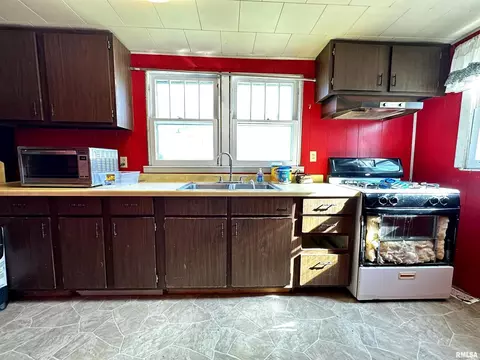 820 Dewey St, Eldorado, IL 62930 photo 6