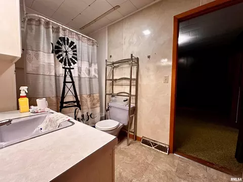 820 Dewey St, Eldorado, IL 62930 photo 14