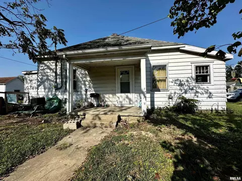 820 Dewey St, Eldorado, IL 62930