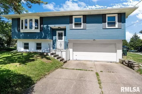2220 W 49 St, Davenport, IA 52806