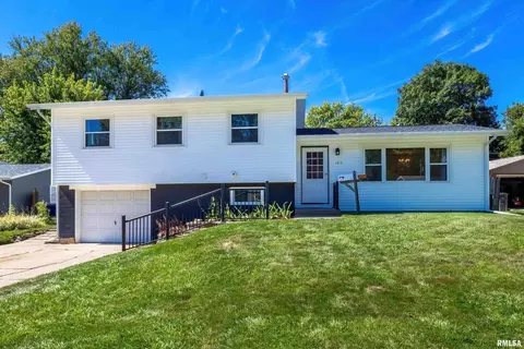1815 Sussex Ct, Bettendorf, IA 52722