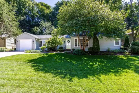 9 Kenwood Ave, Davenport, IA 52803