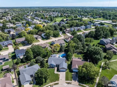 5051 Brentwood Dr, Bettendorf, IA 52722