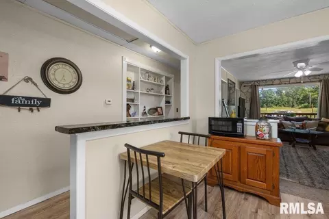 4229 39th St, Moline, IL 61265 photo 8