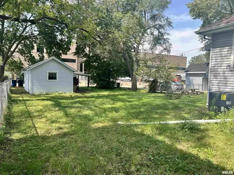 227 38th St, Moline, IL 61265 photo 5