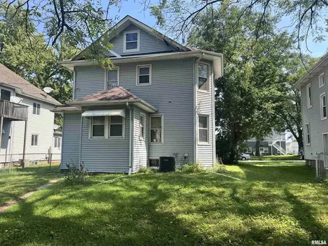227 38th St, Moline, IL 61265 photo 4
