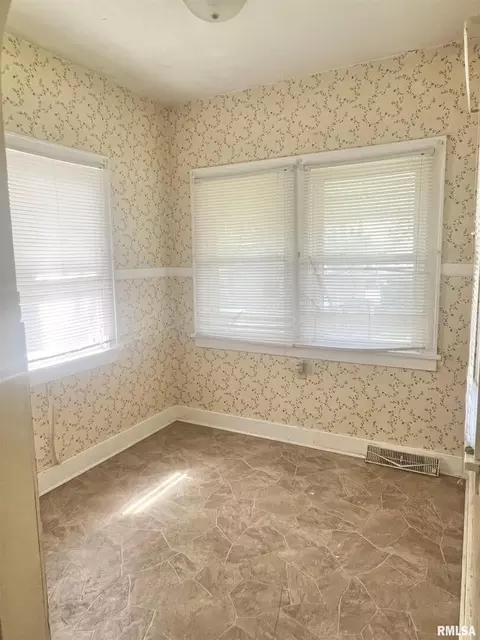 227 38th St, Moline, IL 61265 photo 15