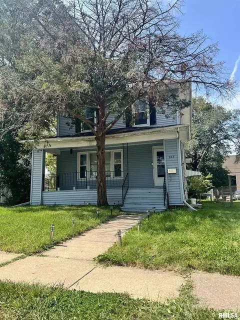 227 38th St, Moline, IL 61265