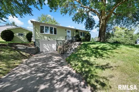 955 N Thornwood Ave, Davenport, IA 52804