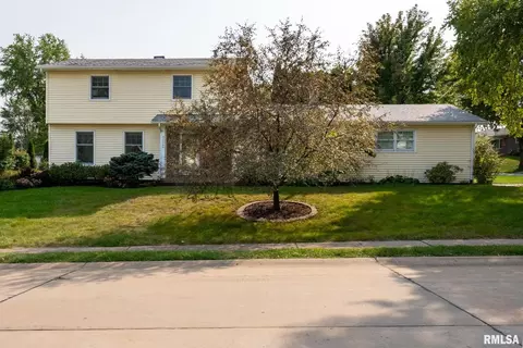 2705 E 39th St, Davenport, IA 52807