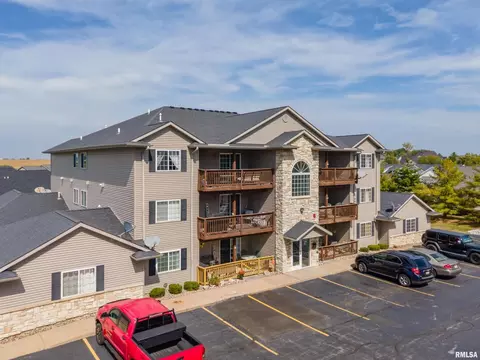 3205 S 16th Ave #301, Eldridge, IA 52748