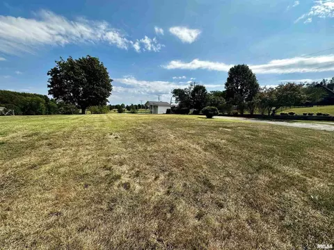 2 Country Club Ct, Harrisburg, IL 62946