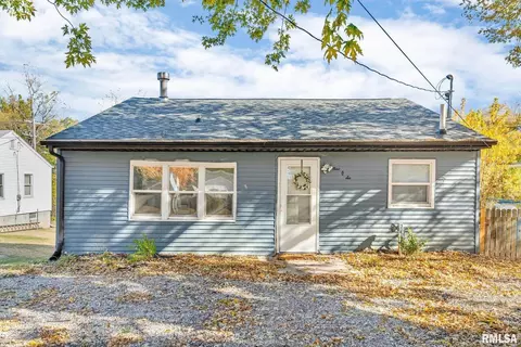 906 28 12 St, Bettendorf, IA 52722